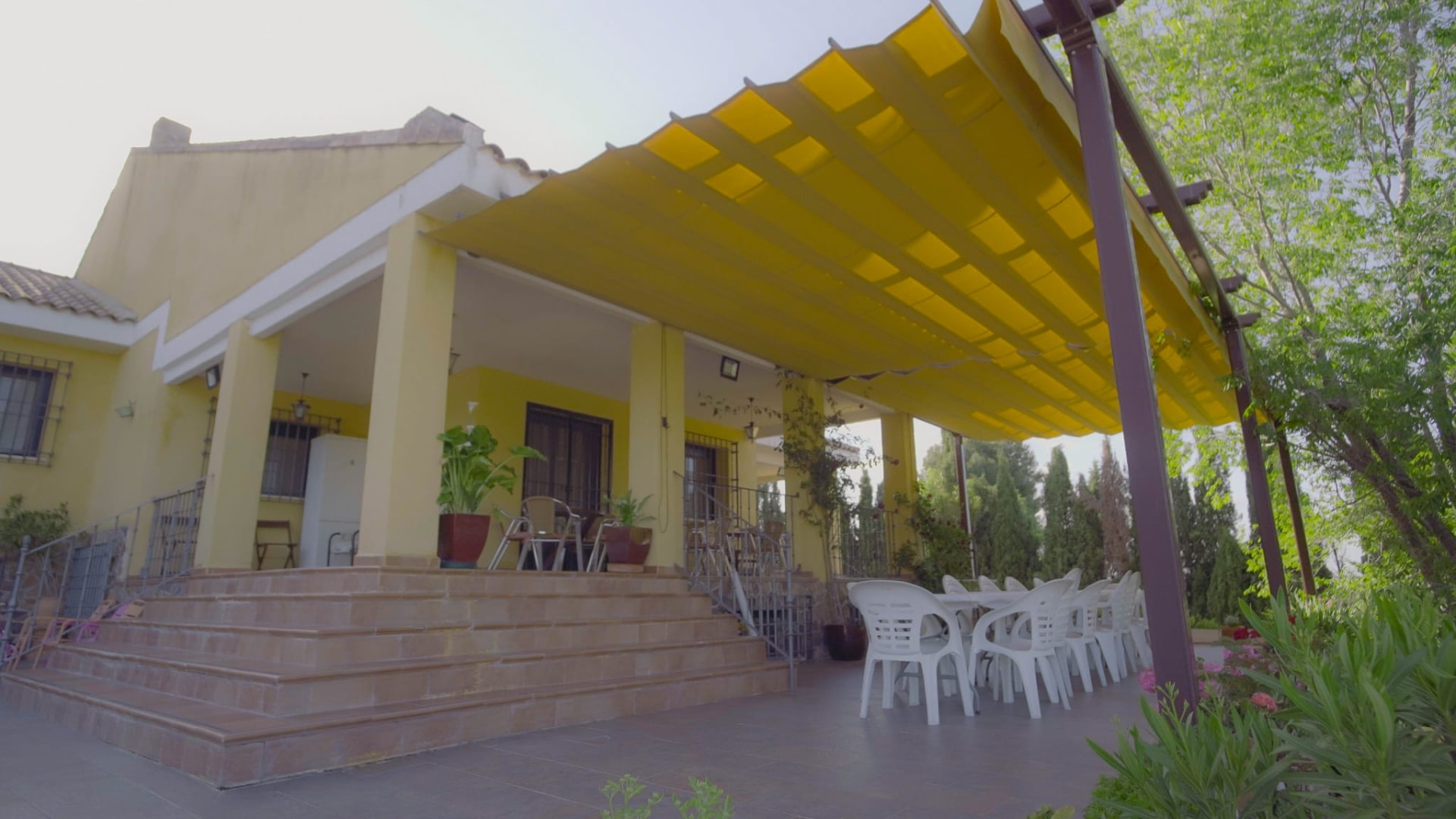 Terraza con toldo de Finca Rural Victoria en San Martín de la Vega